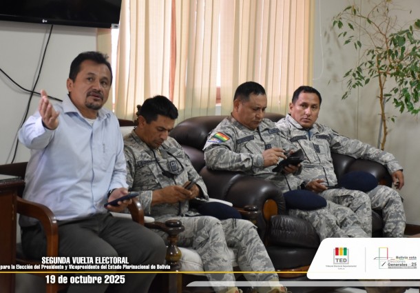 Segunda vuelta electoral: TED Tarija y FFAA coordinan acciones para llevar adelante el plan de distribución del material electoral