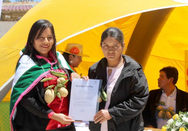 Potosí: vocal del TSE entrega certificados de nacimiento gratuitos y posesiona a la primera oficial de registro civil