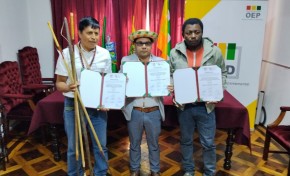 El TSE entrega credenciales a autoridades originarias del departamento de La Paz